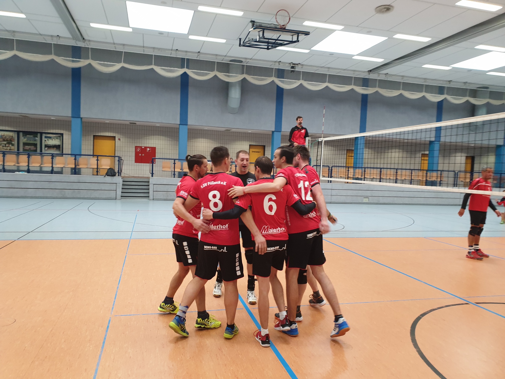 Bezirksliga Ost – Mit zwei neuen Trikotsätzen starten die Pöẞnecker Volleyballer auch gleichzeitig mit zwei Siegen in die neue Saison