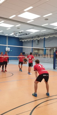 Bezirksliga Ost – Mit zwei neuen Trikotsätzen starten die Pöẞnecker Volleyballer auch gleichzeitig mit zwei Siegen in die neue Saison - 20190921_112126_resized_630800a0474682b6926cd2418ac1b74b