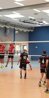 Bezirksliga Ost – Mit zwei neuen Trikotsätzen starten die Pöẞnecker Volleyballer auch gleichzeitig mit zwei Siegen in die neue Saison - 20190921_140056_resized_409f5b1d9b1f3f55f4e5567150eb9782
