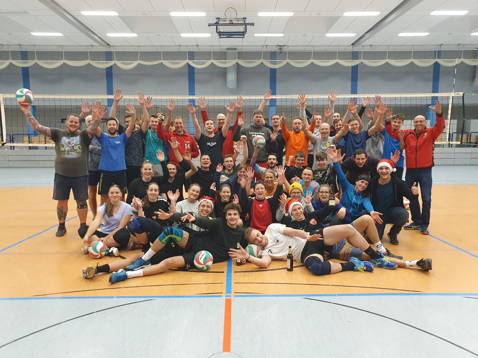 Groẞes Adventstraining mit allen Erwachsenen Volleyballgruppen