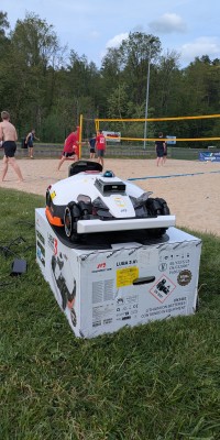 Neuer Rasenmähroboter im Einsatz - PXL_20260504_150205141_2be8579f87813b5e6eb473565e72f228