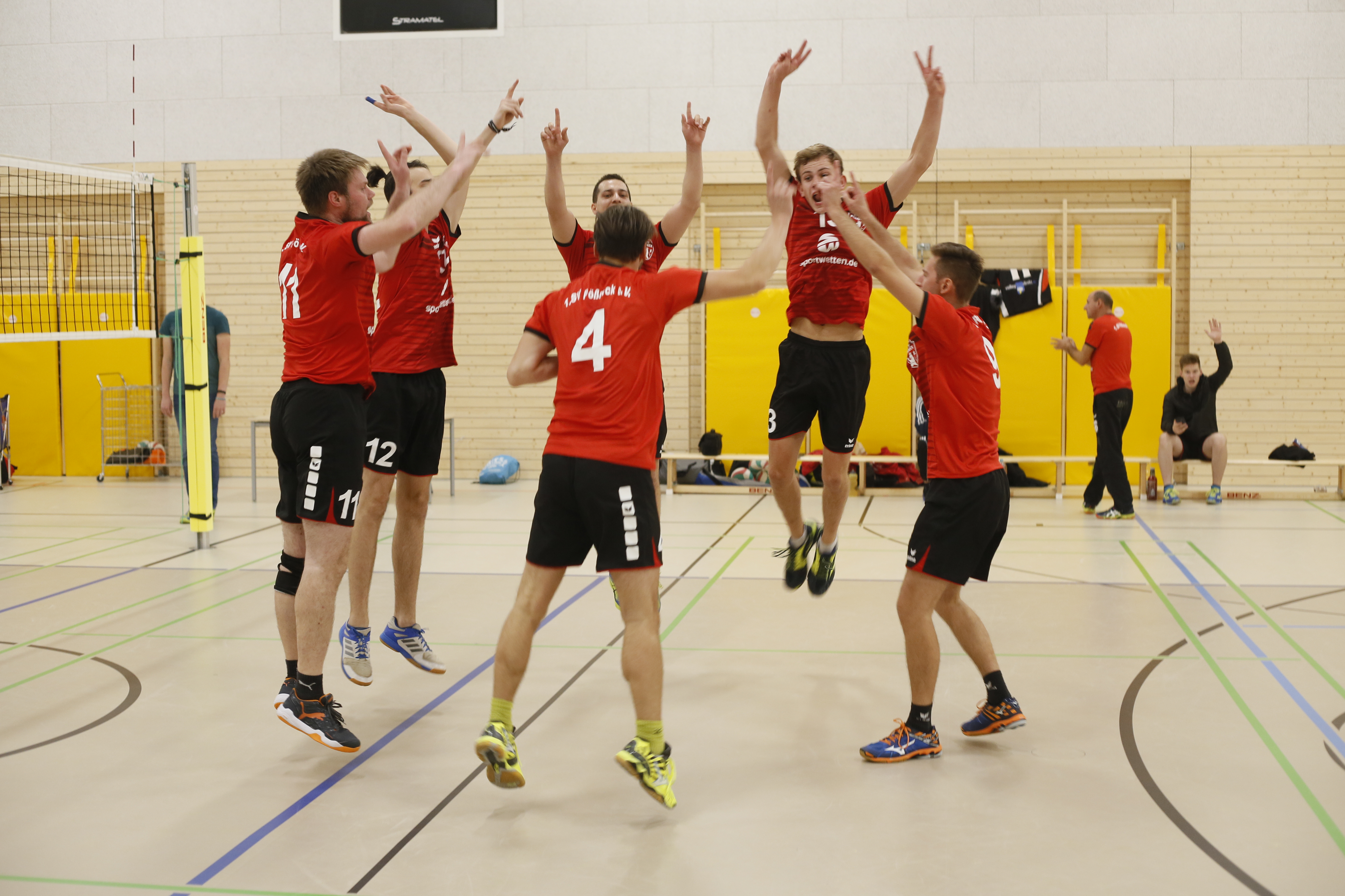 Bezirksliga Ost - Pöẞnecker Volleyballer im hartumkämpften Derby mit Knau